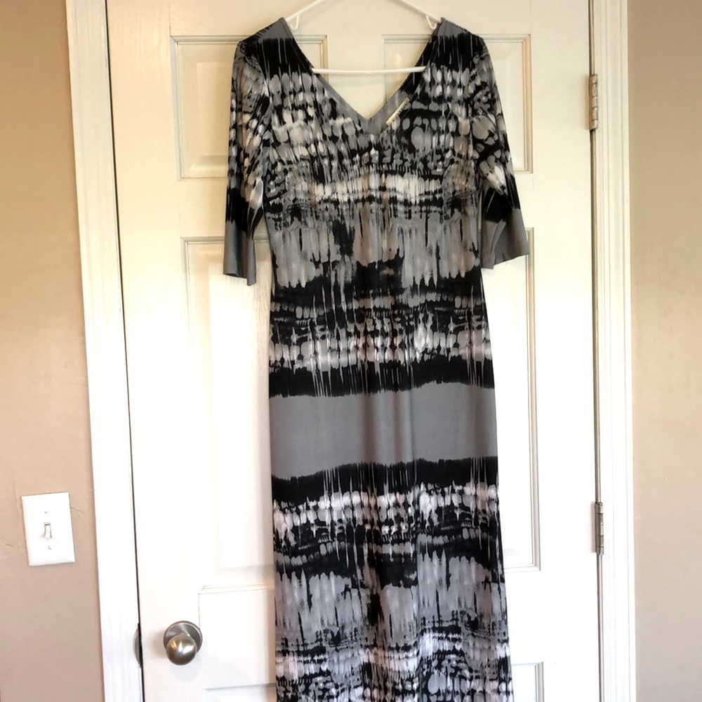 Long dress with quarter sleeves
